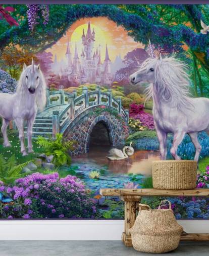 due unicorni bianchi incandescenti in un'incantevole carta da parati da giardino colorata