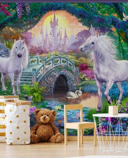 Dos unicornios blancos brillantes en un encantador y colorido papel tapiz de jardín