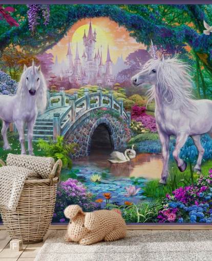 Dos unicornios blancos brillantes en un encantador y colorido papel tapiz de jardín