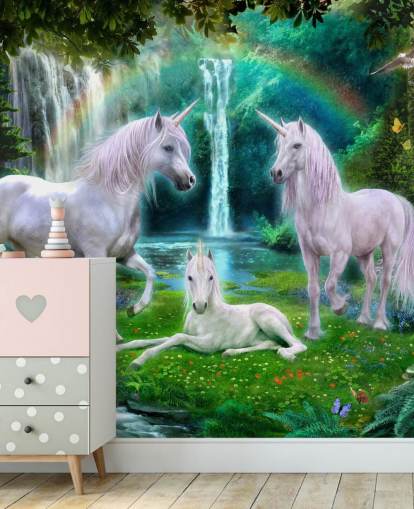 unicorni seduti da una carta da parati a cascata