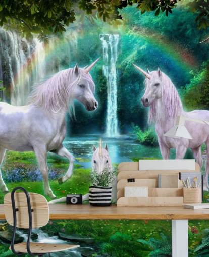 unicorni seduti da una carta da parati a cascata