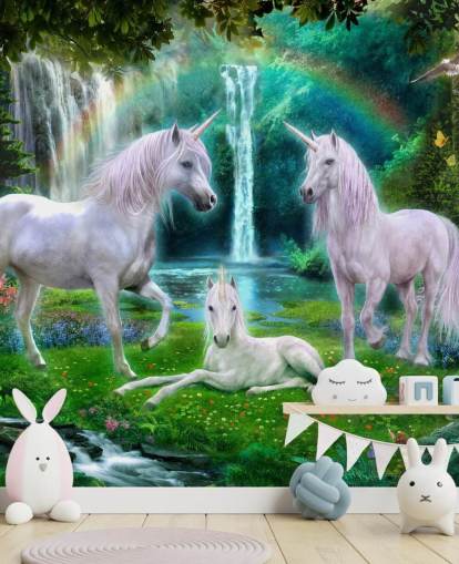 unicorni seduti da una carta da parati a cascata
