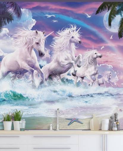 unicornios corriendo desde el mar en fondo de pantalla de playa pastel