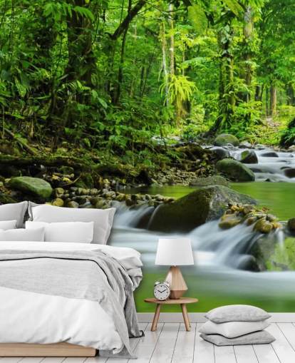 grønn strøm tapetmaleri kalt Beautiful Mountain Stream på Wallsauce for soverom, bad og kontorer