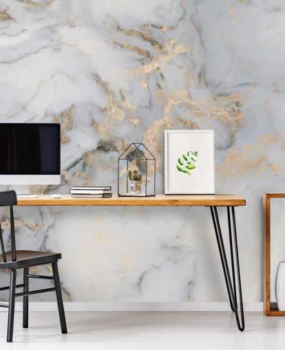 papier peint mural en marbre personnalisable teinté blanc cassé et doré appelé Decadent Marble pour les cuisines, les salles de bain ou les chambres