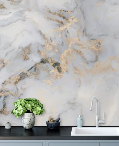 carta da parati murale personalizzabile in marmo color bianco sporco e oro chiamato Decadent Marble per cucine, bagni o camere da letto