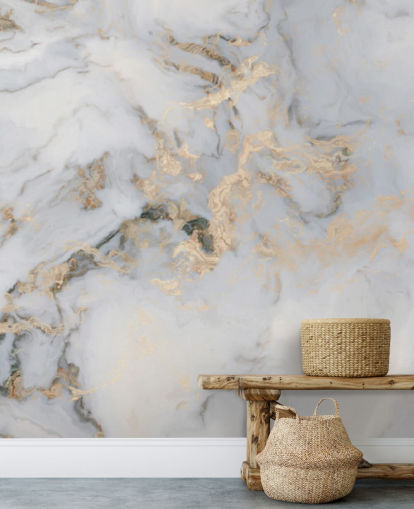 mural de papel de parede de mármore personalizável colorido de branco e dourado chamado Decadent Marble para cozinhas, banheiros ou quartos