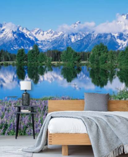 wyoming nationalpark med blå bjerge og himmel med lilla blomster tapet