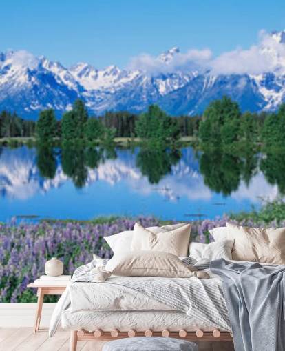 parque nacional de wyoming con montañas azules y cielo con fondo de pantalla de flores moradas