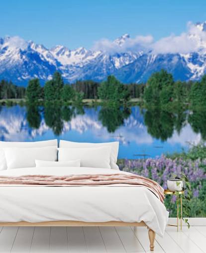 wyoming nationaal park met blauwe bergen en lucht met paarse bloemen behang