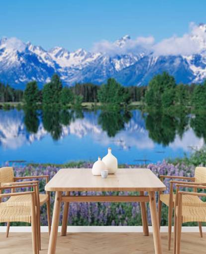 Wyoming-Nationalpark mit blauen Bergen und Himmel mit lila Blumen-Tapete