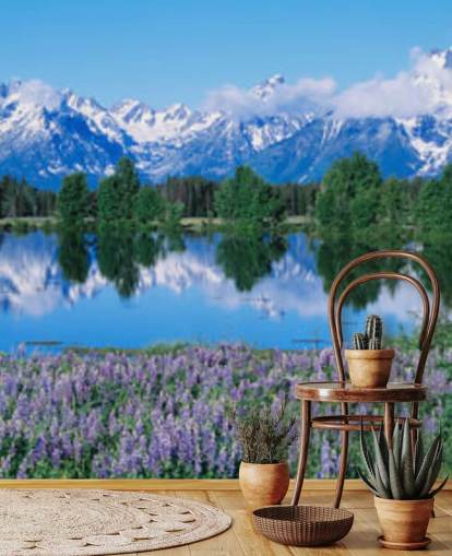 wyoming nationaal park met blauwe bergen en lucht met paarse bloemen behang