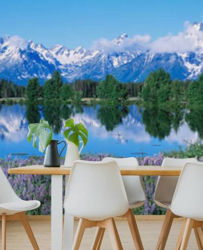 parco nazionale del wyoming con montagne blu e cielo con carta da parati fiori viola