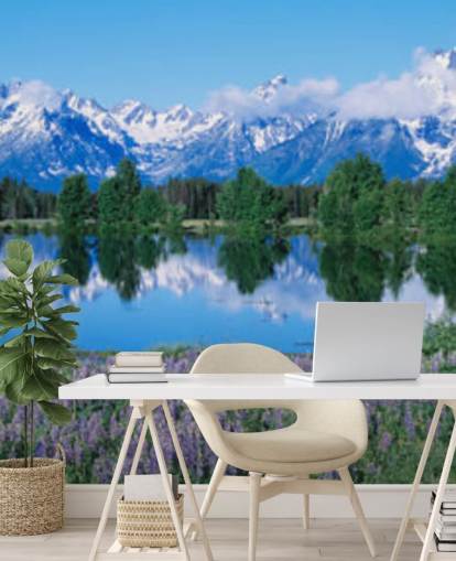 wyoming nationaal park met blauwe bergen en lucht met paarse bloemen behang