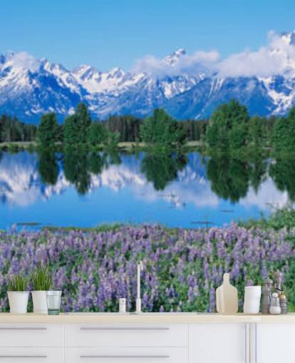 wyoming nationaal park met blauwe bergen en lucht met paarse bloemen behang