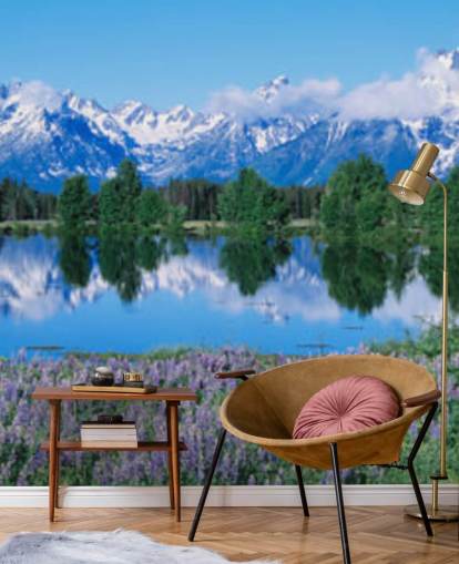 Parque Nacional de Wyoming com montanhas azuis e céu com flores roxas papel de parede