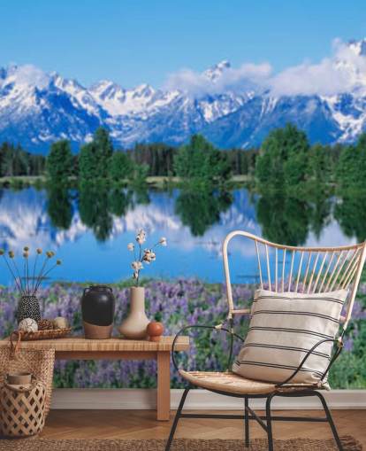 Parque Nacional de Wyoming com montanhas azuis e céu com flores roxas papel de parede