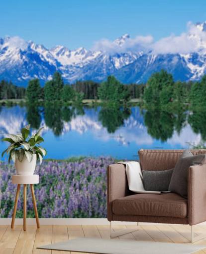 parc national du Wyoming avec des montagnes bleues et un ciel avec des fleurs violettes papier peint