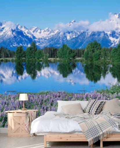 Wyoming-Nationalpark mit blauen Bergen und Himmel mit lila Blumen-Tapete