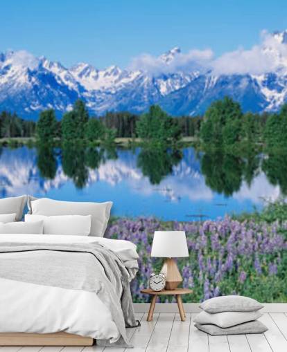 parco nazionale del wyoming con montagne blu e cielo con carta da parati fiori viola