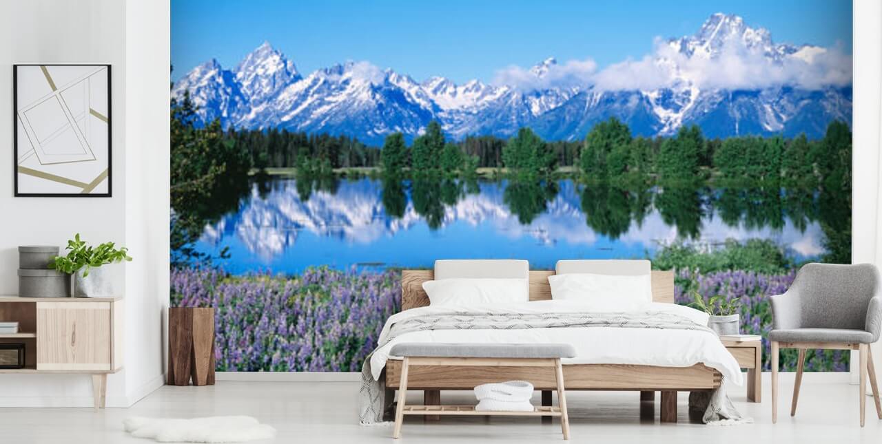 Wyoming-Nationalpark mit blauen Bergen und Himmel mit lila Blumen-Tapete