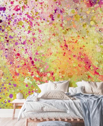 papier peint peint abstrait éclaboussé personnalisé rose, violet et or appelé Burst of Joy par Lara Skinner pour chambres