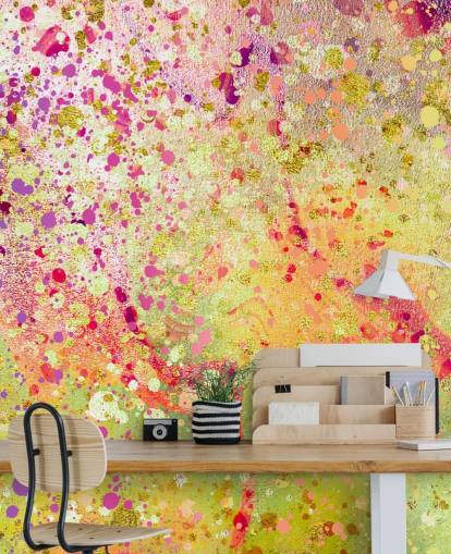 mural de papel pintado abstracto personalizado de pintura salpicada rosa, morado y dorado llamado Burst of Joy de Lara Skinner para dormitorios