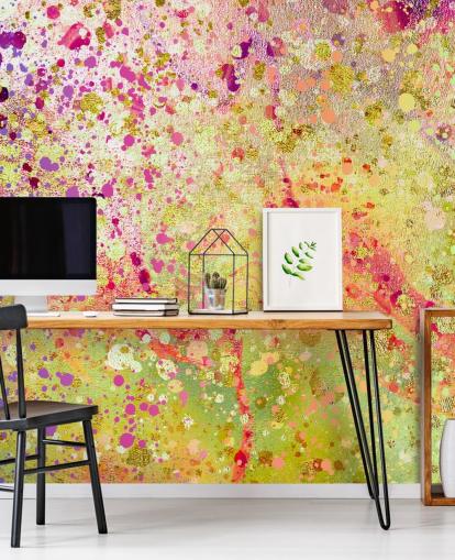 mural de papel pintado abstracto personalizado de pintura salpicada rosa, morado y dorado llamado Burst of Joy de Lara Skinner para dormitorios