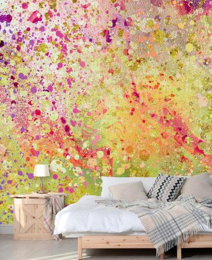 carta da parati murale con vernice astratta personalizzata rosa, viola e oro chiamata Burst of Joy di Lara Skinner per camere da letto