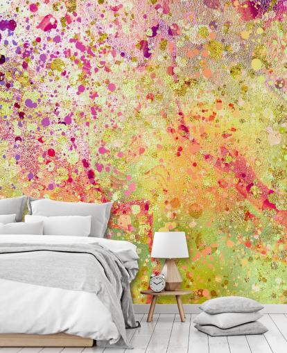 carta da parati murale con vernice astratta personalizzata rosa, viola e oro chiamata Burst of Joy di Lara Skinner per camere da letto