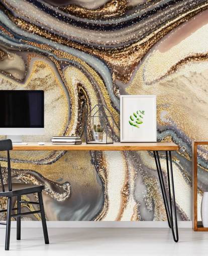 papier peint mural à géode personnalisable doré, marron et blanc cassé appelé Creamy Caramel Geode par Lara Skinner pour cuisines