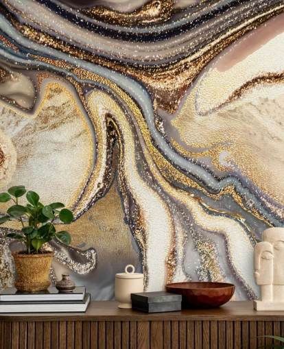 gouden, bruine en gebroken witte aanpasbare geodebehangmuurschildering genaamd Creamy Caramel Geode van Lara Skinner voor keukens