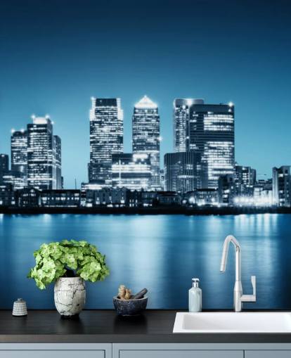 blauw-witte muurschildering van de skyline van Londen genaamd Canary Wharf uit Greenwich voor kantoren blauw-witte muurschildering van de skyline van Londen genaamd Canary Wharf uit Greenwich voor kantoren