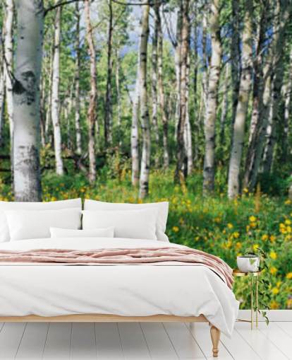 bosque de abedul blanco con papel tapiz de flores amarillas silvestres