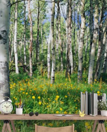 bosque de abedul blanco con papel tapiz de flores amarillas silvestres