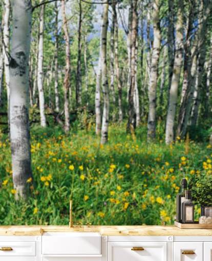 bosque de abedul blanco con papel tapiz de flores amarillas silvestres