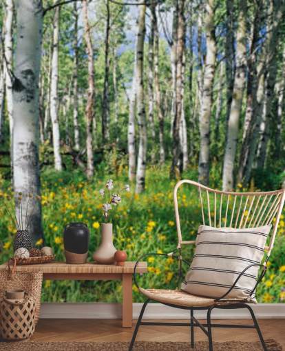 witte berkenboombos met wilde gele bloemen behang