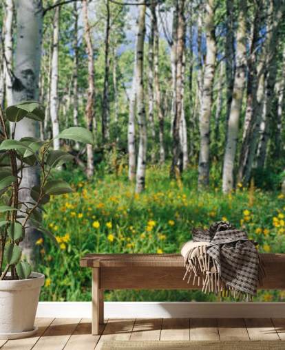 bosque de abedul blanco con papel tapiz de flores amarillas silvestres