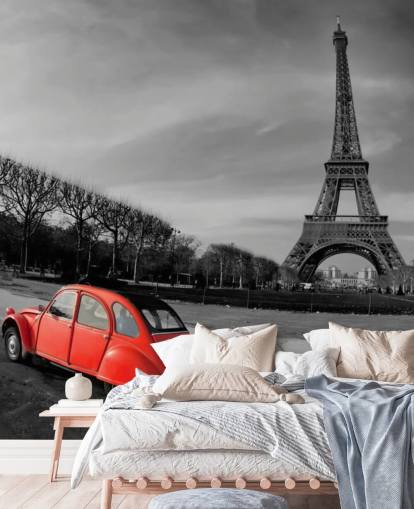 mustavalkoinen kuva eiffel-tornista ja punaisesta vintage-autotaustakuvasta