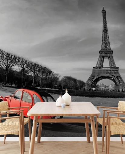 photo noir et blanc de la tour eiffel et du papier peint de voitures anciennes rouge