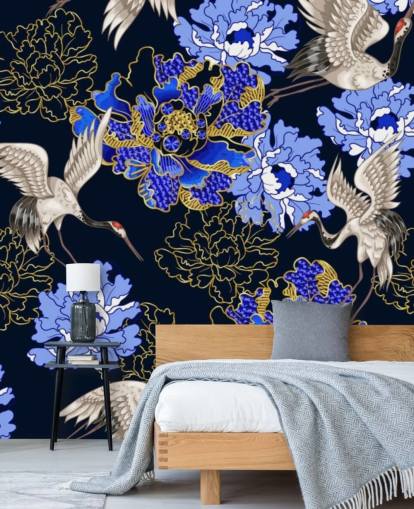 fleurs bleues sur fond sombre et papier peint grues