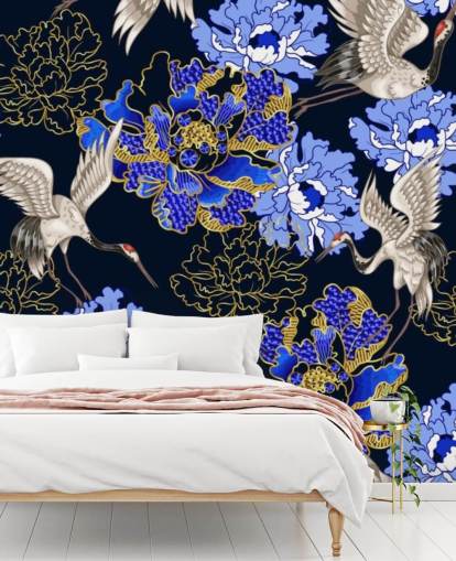 fleurs bleues sur fond sombre et papier peint grues