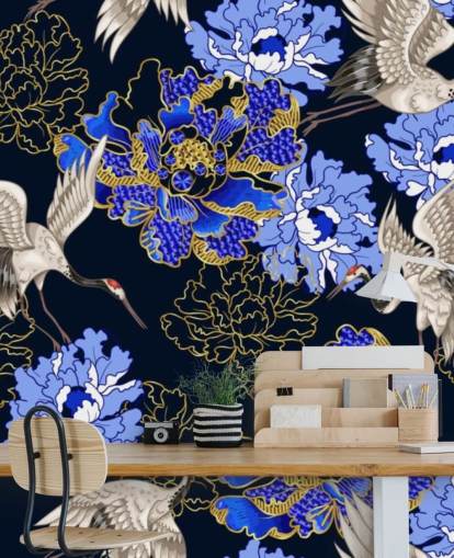 blauwe bloemen tegen donkere achtergrond en kranen behang