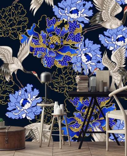 blaue Blumen vor dunklem Hintergrund und Kranich-Tapete