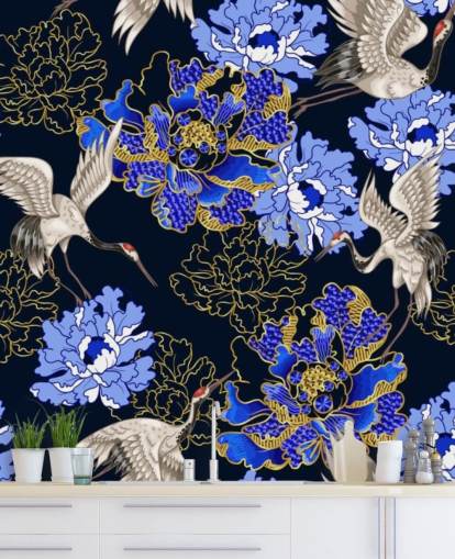 blauwe bloemen tegen donkere achtergrond en kranen behang