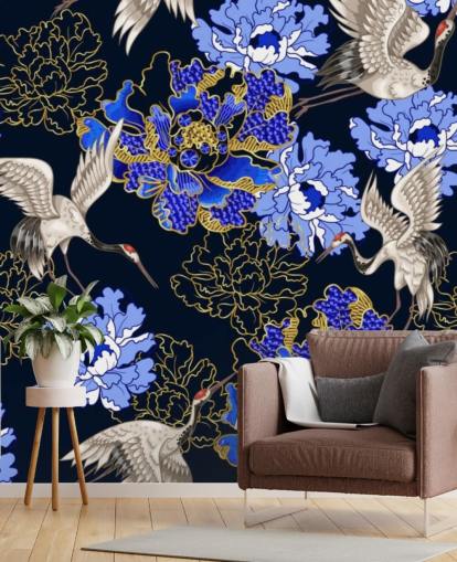 fleurs bleues sur fond sombre et papier peint grues