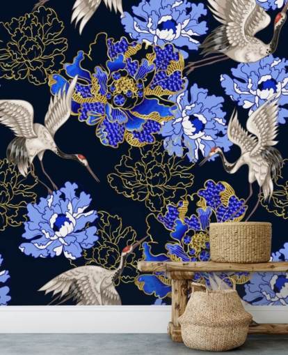 blaue Blumen vor dunklem Hintergrund und Kranich-Tapete