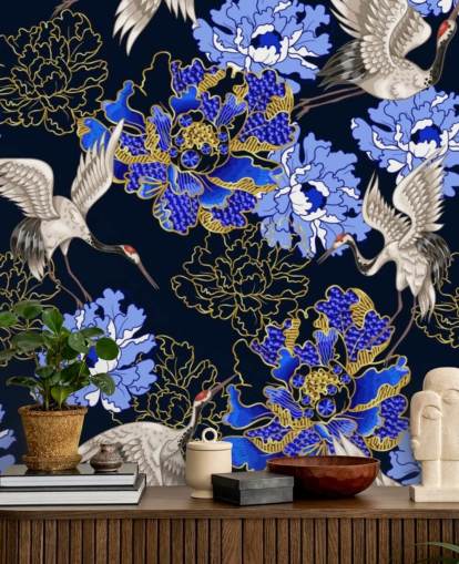 blauwe bloemen tegen donkere achtergrond en kranen behang