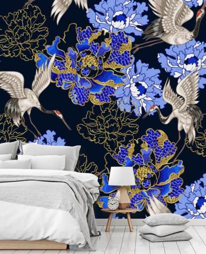 blauwe bloemen tegen donkere achtergrond en kranen behang