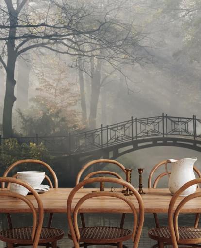 mistig en kalm boompark met rivier- en brugbehang